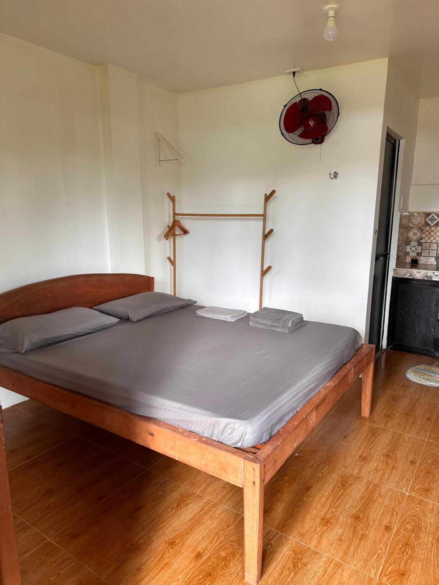 Cris & Mar Homestay Burgos  エクステリア 写真