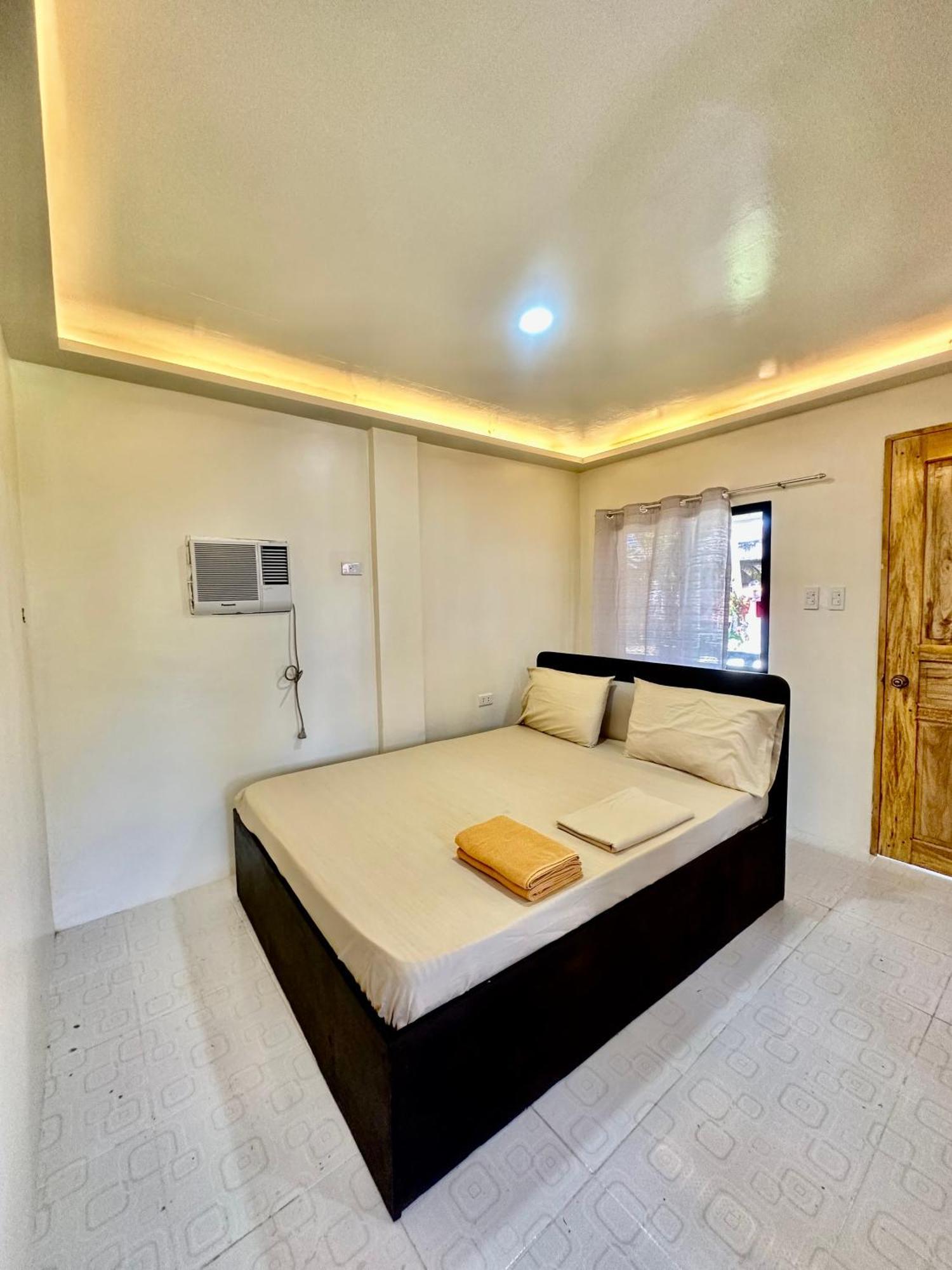 Cris & Mar Homestay Burgos  エクステリア 写真