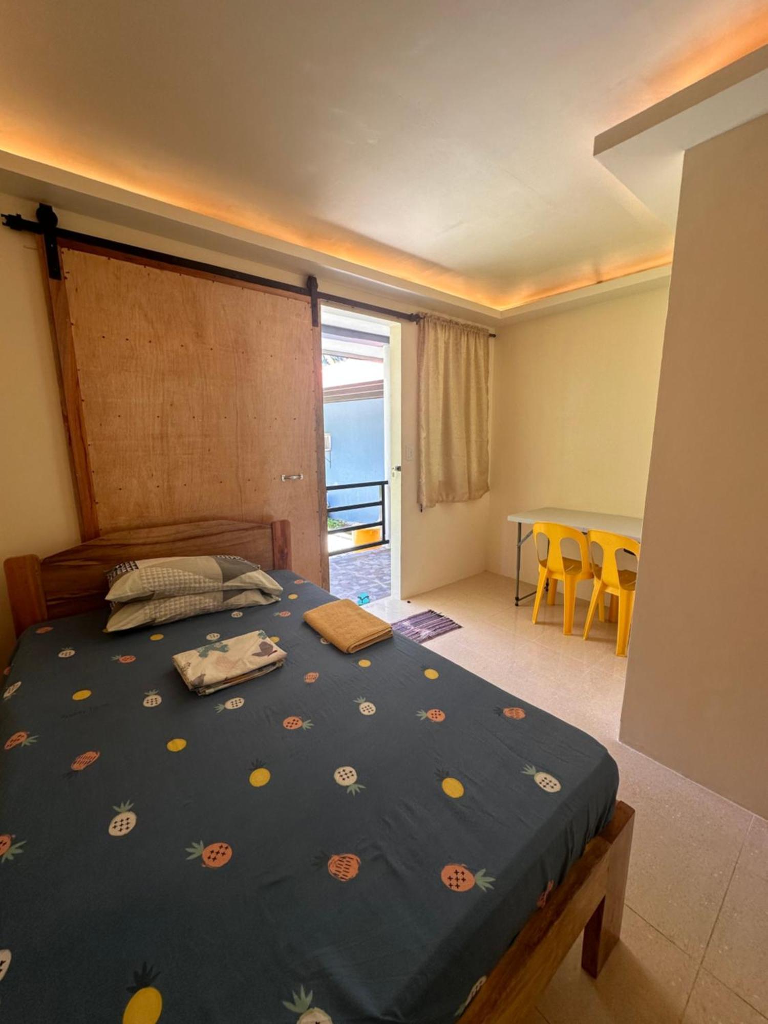 Cris & Mar Homestay Burgos  エクステリア 写真