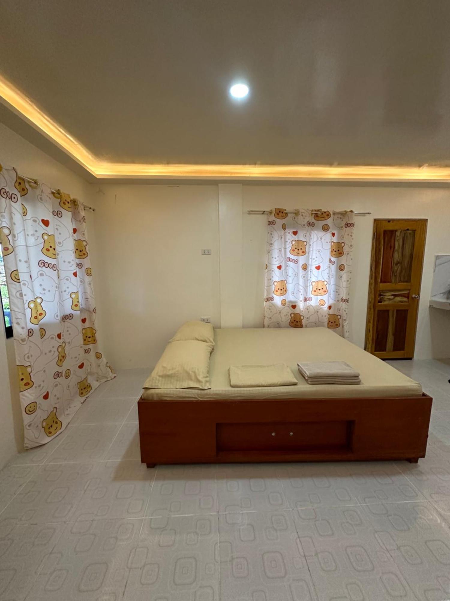 Cris & Mar Homestay Burgos  エクステリア 写真