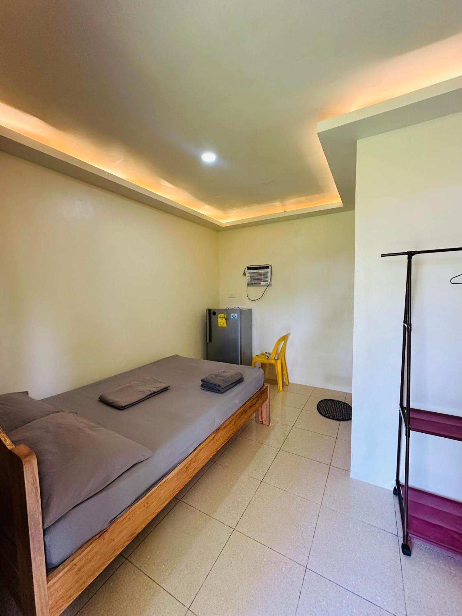 Cris & Mar Homestay Burgos  エクステリア 写真