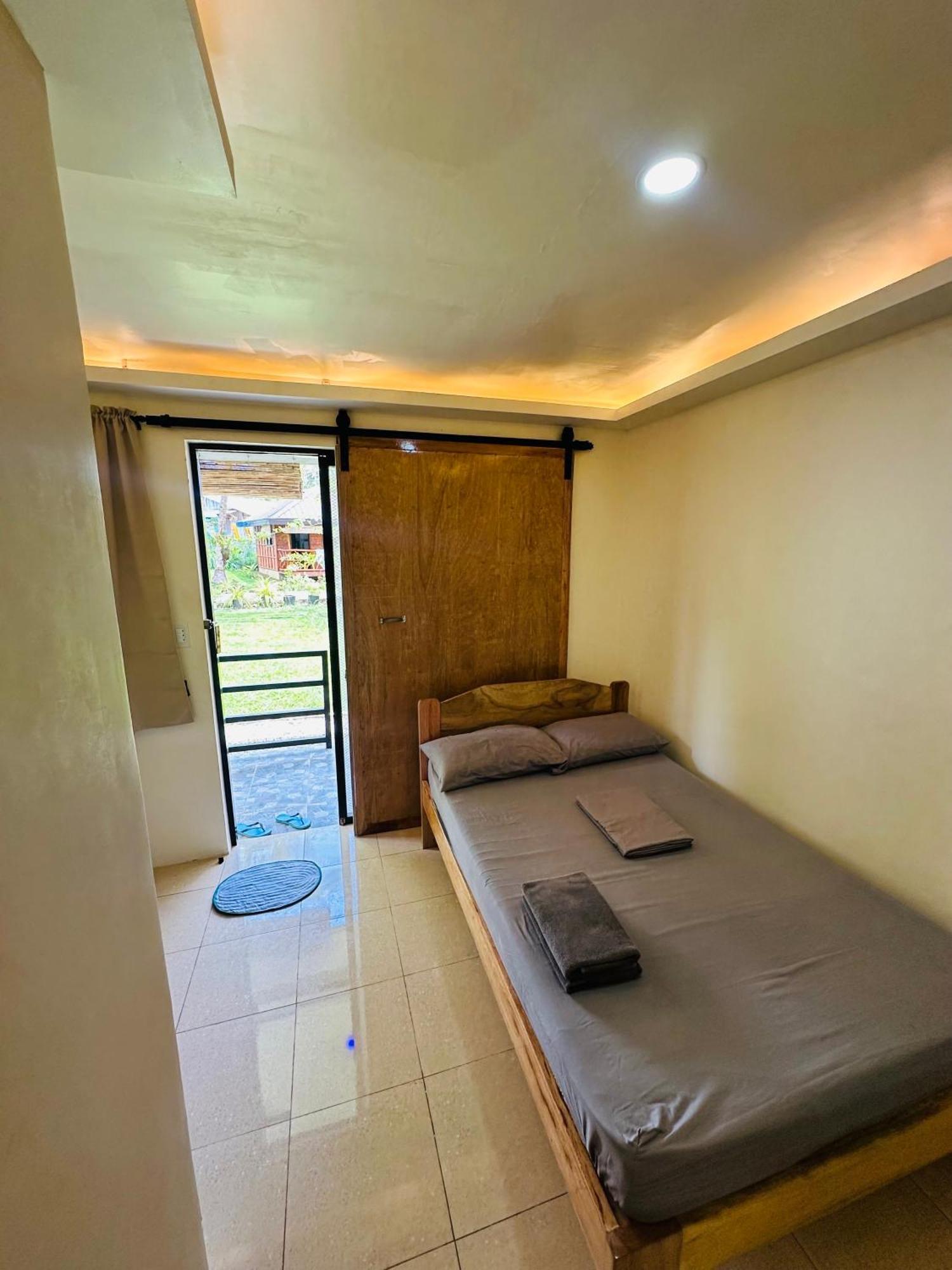 Cris & Mar Homestay Burgos  エクステリア 写真