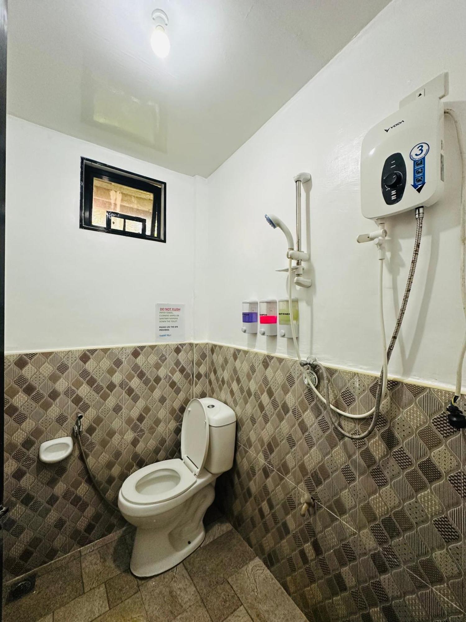 Cris & Mar Homestay Burgos  エクステリア 写真